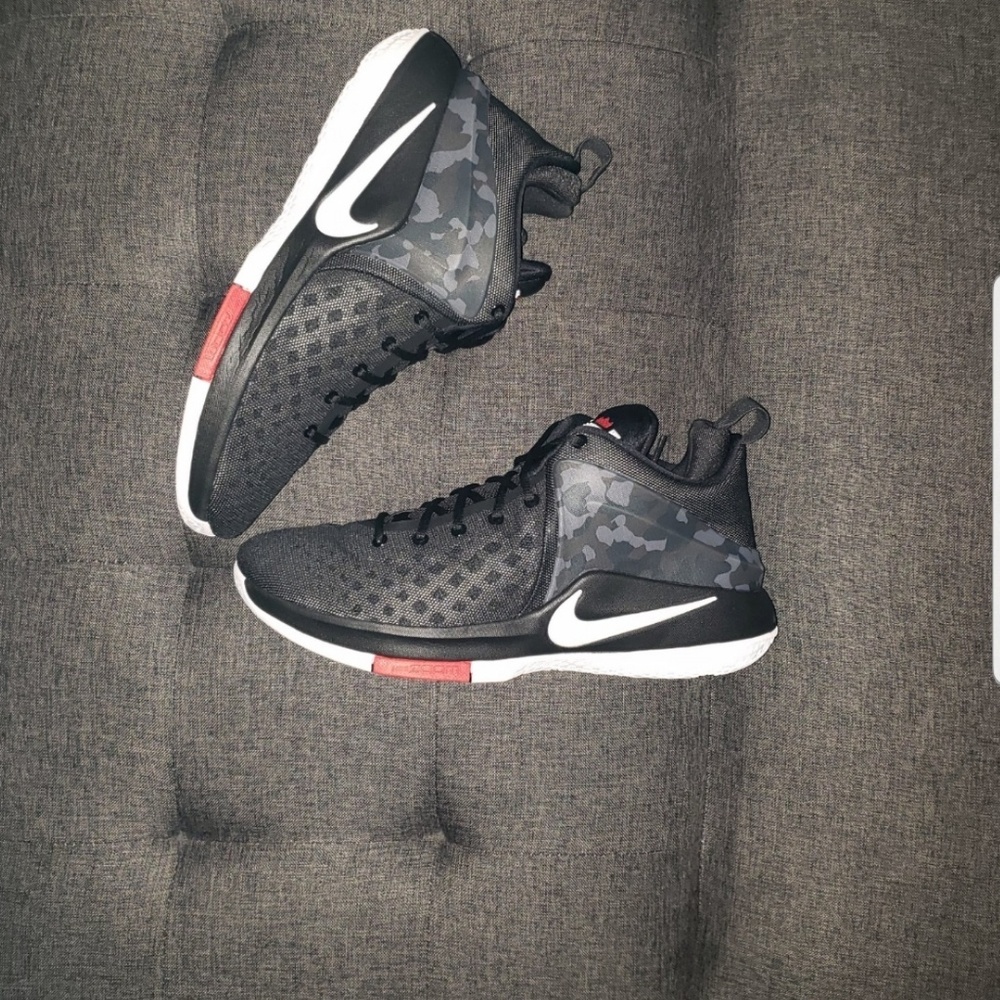 Men's basketball shoes